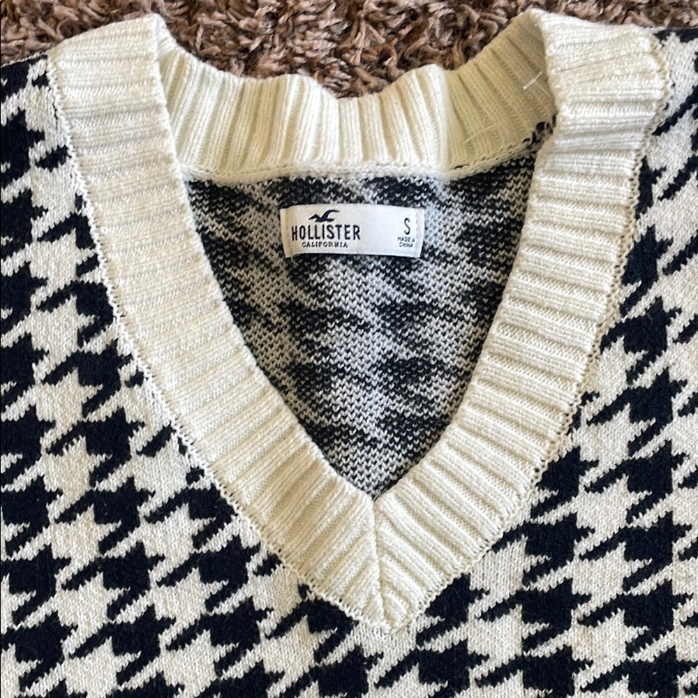 Hollister Black and Cream Houndstooth Knit